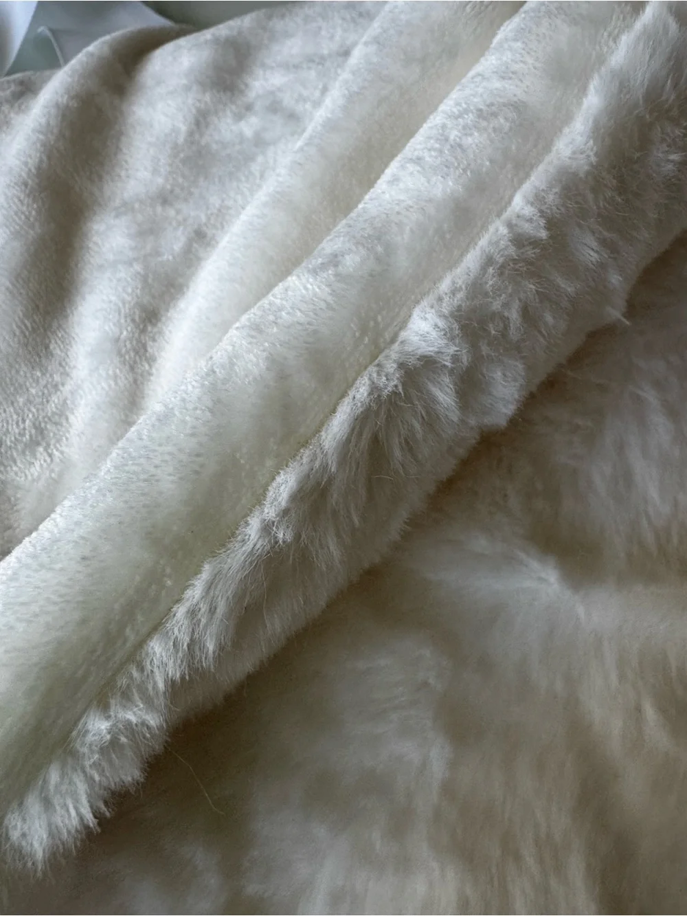 UGG Coastline Cozy Faux Fur Throw Blanket Snow Cream 50